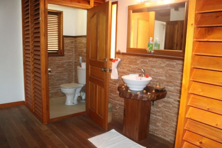 Bathroom 3, Heliconia Grove