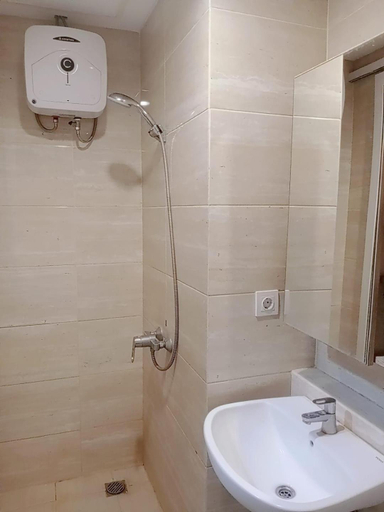 Bathroom, Apartement Springwood By LiviRooms Tangerang, Tangerang