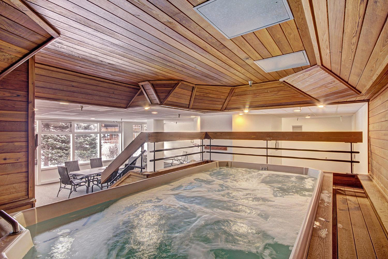 Sport & Beauty 1, VS643 Square Condo, Summit