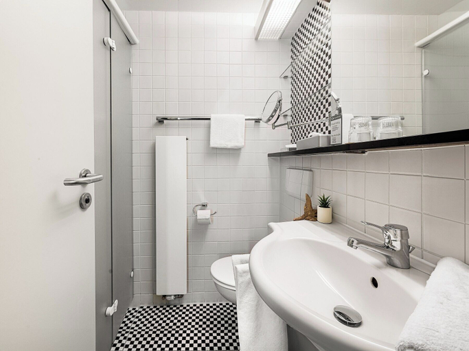 Bathroom 4, GenoHotel Forsbach, Rheinisch-Bergischer Kreis