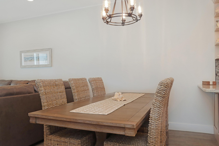 Others 5, Biggie's Beach House, Bay