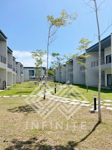 ROXY SEMATAN BEACH TOWNHOUSE  DELUXE 1 , Lundu