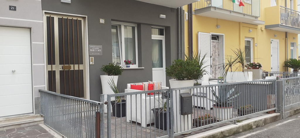 Others 2, Camere e attico al mare, Rimini