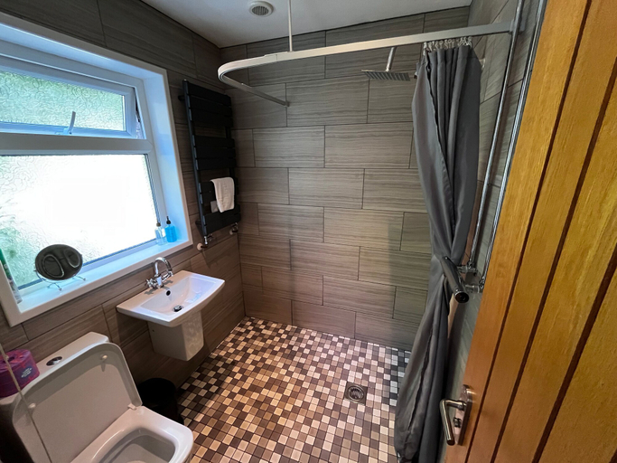Bathroom, Canyon Cottage, Rhondda, Cynon, Taff