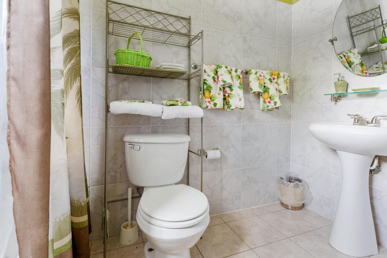 5, YanceyLargoEstate 2BR Villa with Mountain Views