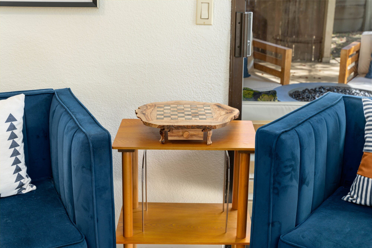 Room 2, Delightful Home w Fireplace Patio Fire Pit, Sacramento