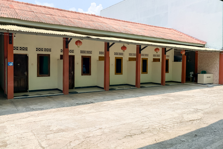 Exterior & Views 2, Penginapan Losmen Ayu Pamanukan RedPartner, Subang