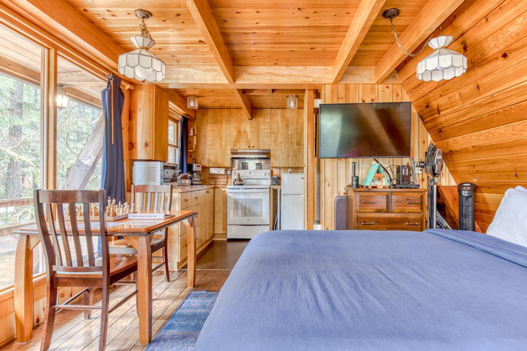 Others 5, Chalet Shangri-La, Clackamas
