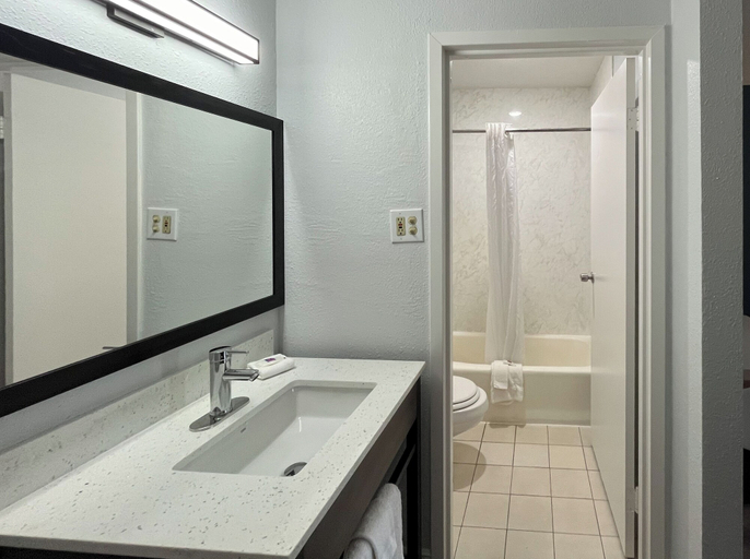Bathroom 4, Studio 6 Hammond, LA – I12 – I55, Tangipahoa