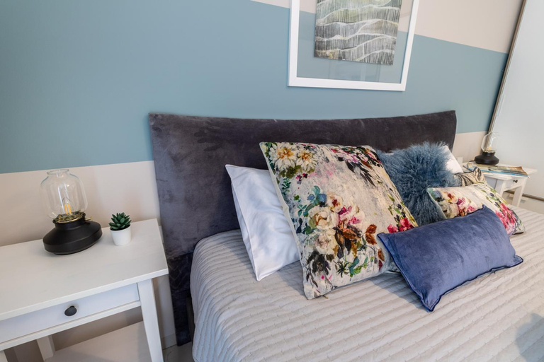 Bedroom 2, Luxury One-Bedroom Apartment/parking in center, Jerusalem