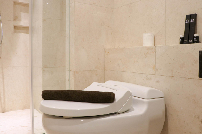 Bathroom 5, Spacious Studio Room at Capitol Suites Apartment By Travelio, Central Jakarta