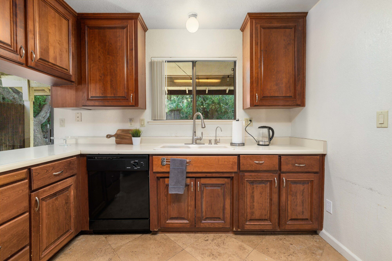 Room 5, Delightful Home w Fireplace Patio Fire Pit, Sacramento