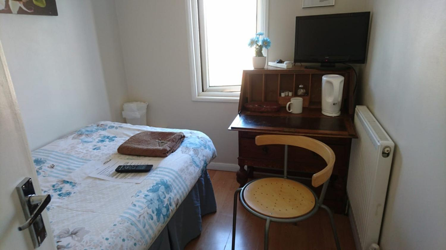 Others 4, Tiny Single shared bathroom Room ssbyr, London