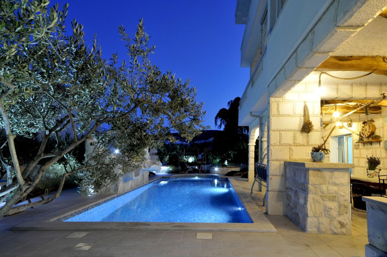 Sport & Beauty 2, Luxury Villa with Pool, Jacuzzi, Sauna and Gym, Trogir