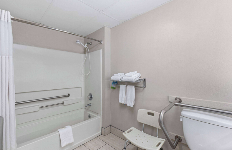 Bathroom 4, Days Inn by Wyndham St George, Dorchester