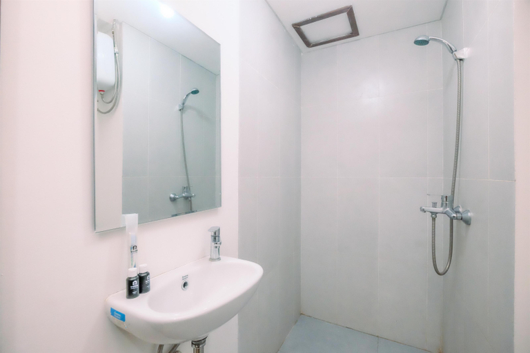 Bathroom 5, Modern Look Studio LRT City Sentul - Royal Sentul Park Apartment By Travelio, Bogor