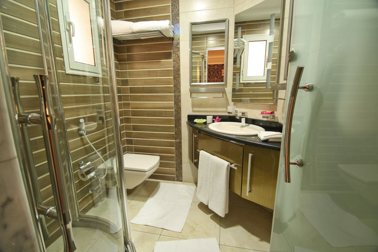 Bathroom, Alashrafia Smart Residence, Ad-Duqi