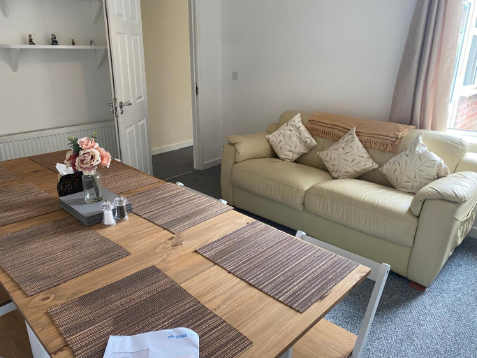 Others 5, Beach escape 4 bedroom house, Sleeps 11, 2 free parking, garden, WIFI, Smart TV, newly decorated, Bournemouth