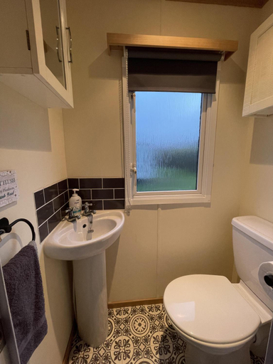 Bathroom 3, The Hundleby Inn, Lincolnshire