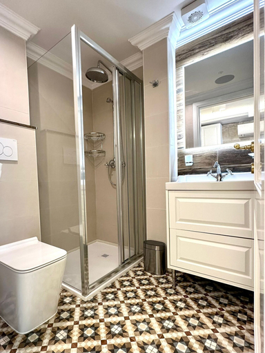 Bathroom 3, Balcony Hotel, St Julian's