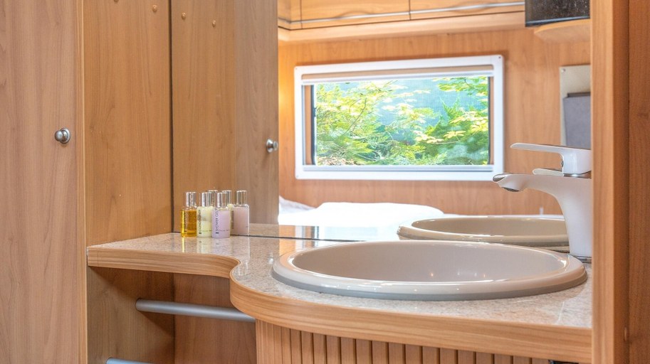 Bathroom 3, Gyeongju Yongcheonsu Caravan, Gyeongju