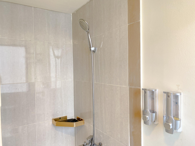 Bathroom 5, Homey and Good 2BR at Meikarta Apartment By Travelio, Cikarang
