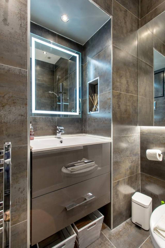 Bathroom 4, JOIVY Converted Flat in Historic Building in Desirable New Town, Edinburgh