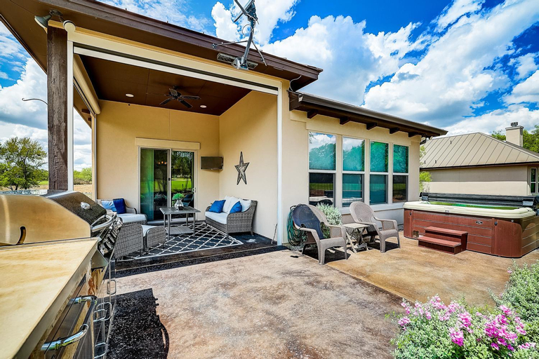 Horseshoe Bay Getaway, Llano