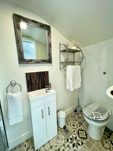 Bathroom 4, Invernairne Guest House, Highland