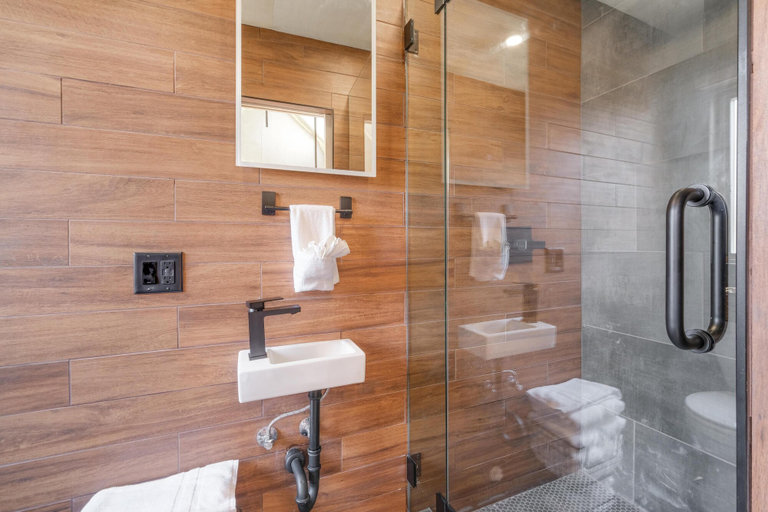 Bathroom 4, Bunkies-basecamp, La Salle