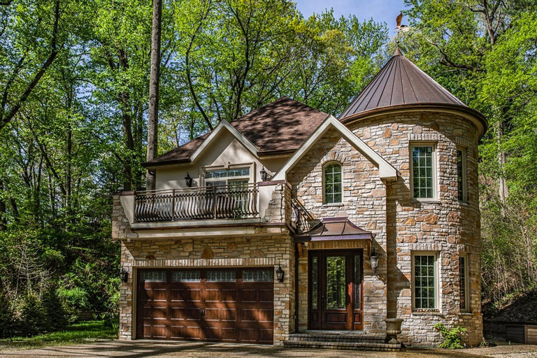 Exterior & Views