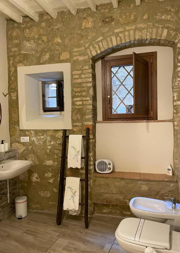Bathroom 3, Pienzalettings, Siena