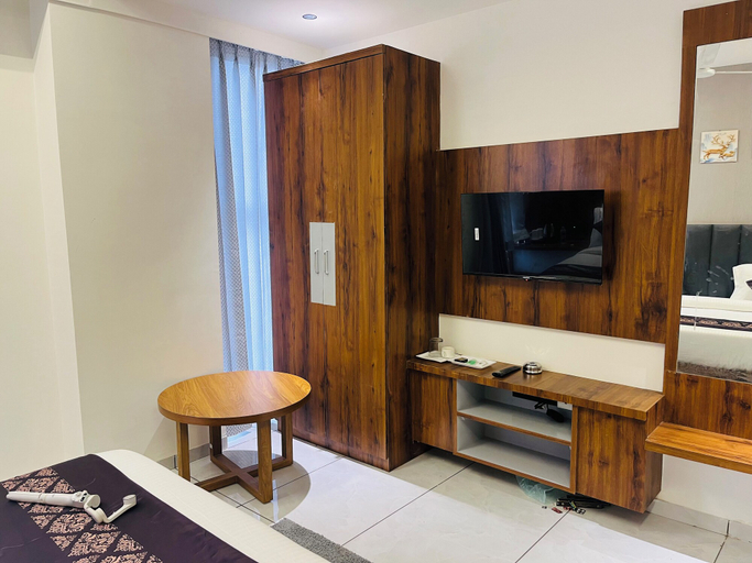 Others 5, Hotel Royal Empire, Gandhinagar