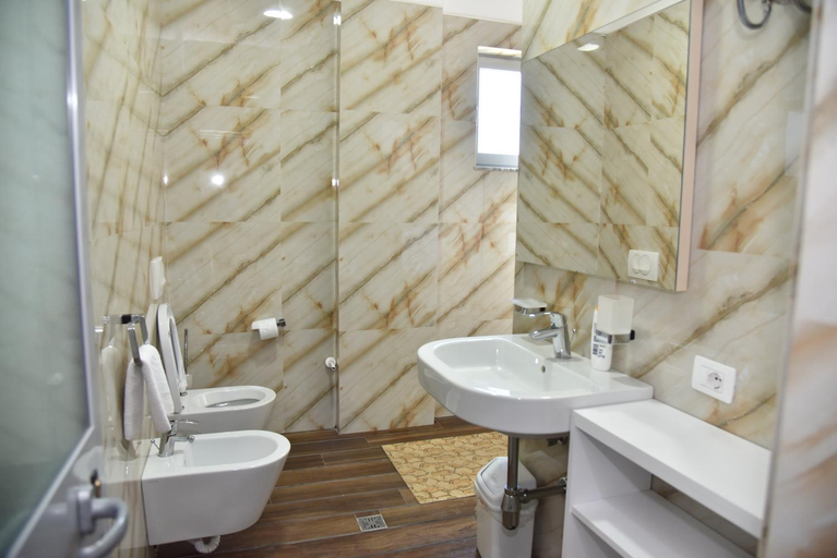 Bathroom 2, Hotel Imperiale, Durrësit
