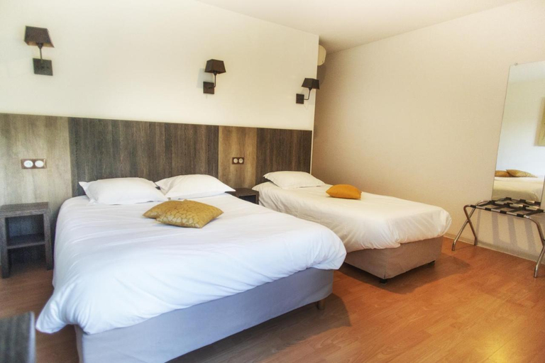 Bedroom 3, Logis Hotel Le Victor Hugo, Lot