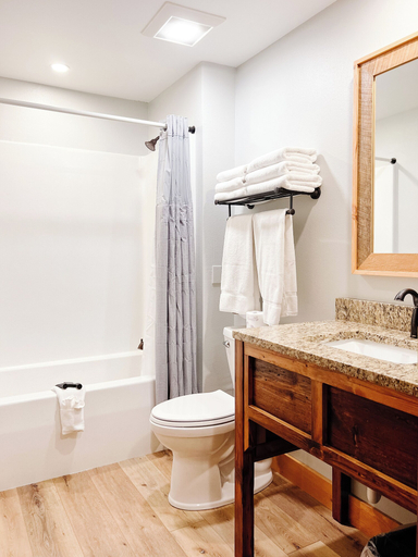 Bathroom 4, The Waters Of Minocqua, Oneida