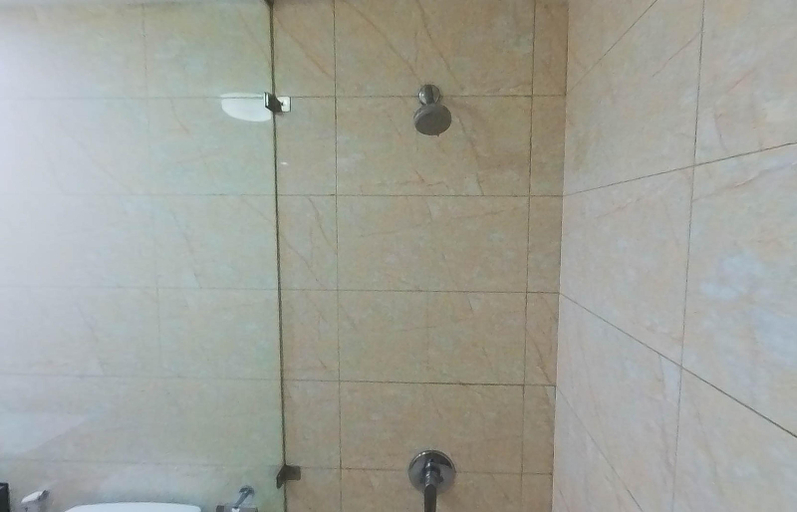 Bathroom 5, Comfy 2BR at The Mansion Kemayoran Apartment By Travelio, North Jakarta