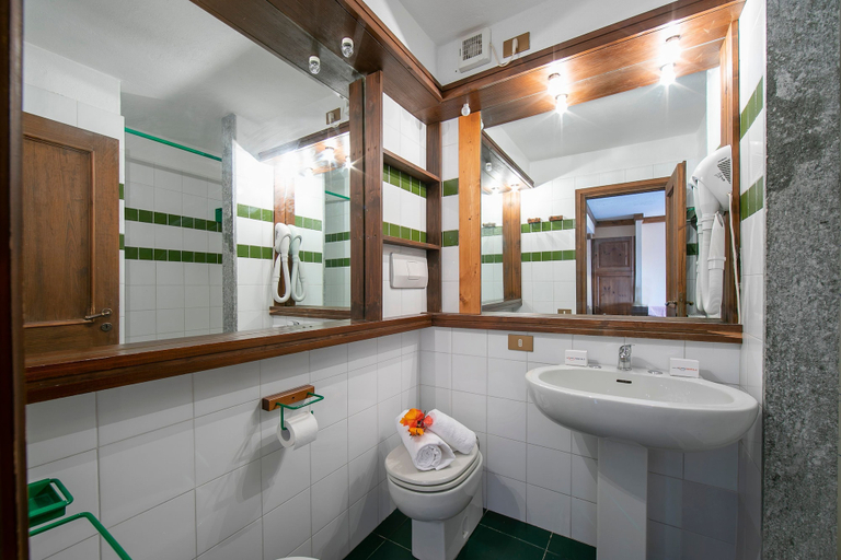 Room 2, Grange Hike Ski - 39D Sestriere, Torino