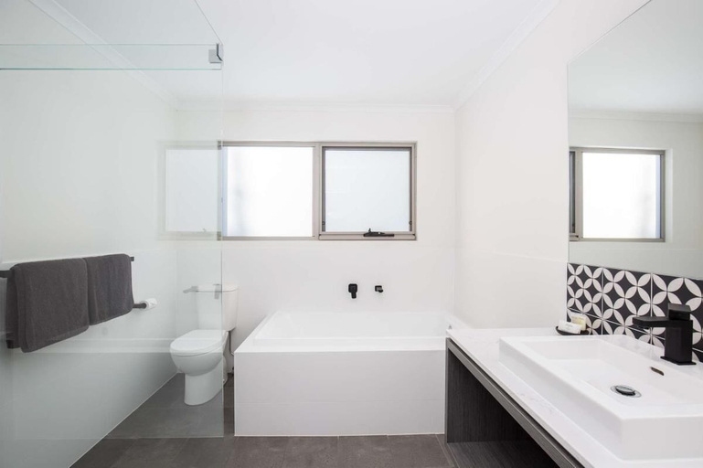 Bathroom 4, Blue Lake Holiday Park, Mount Gambier