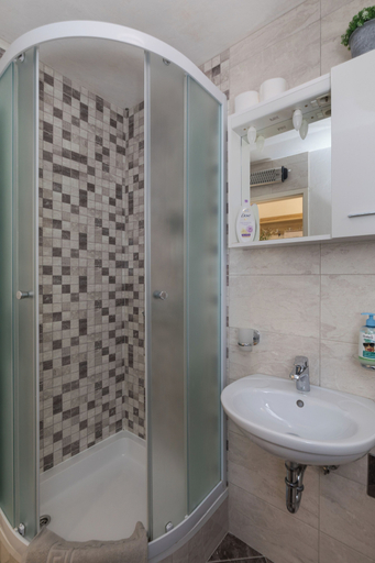 Bathroom 2, Apartment Meet & Greet, Dubrovnik