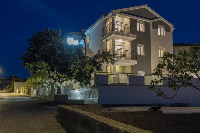 2, Villa Mihaela, Okrug