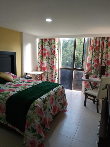 Bedroom, Charming sunny bedroom overlooking beautiful Amsterdam Avenue in best Condesa area, Mexico City