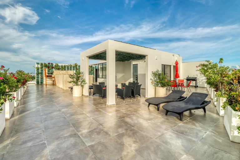 Exterior & Views