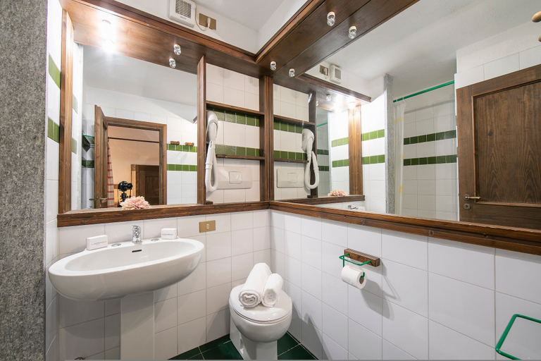 Room 5, Grange Hike Ski - 28D Sestriere, Torino