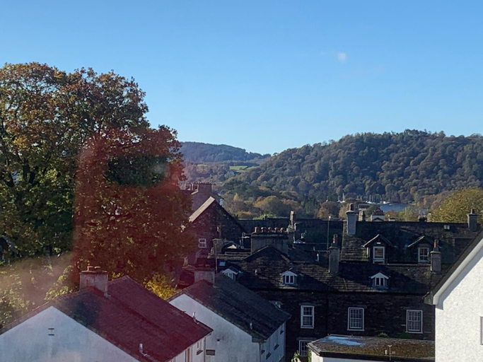 Others 5, The Penthouse Bowness Tranquil Loft Jacuzzi Bath & Complimentary Cascades Spa Membership, Cumbria
