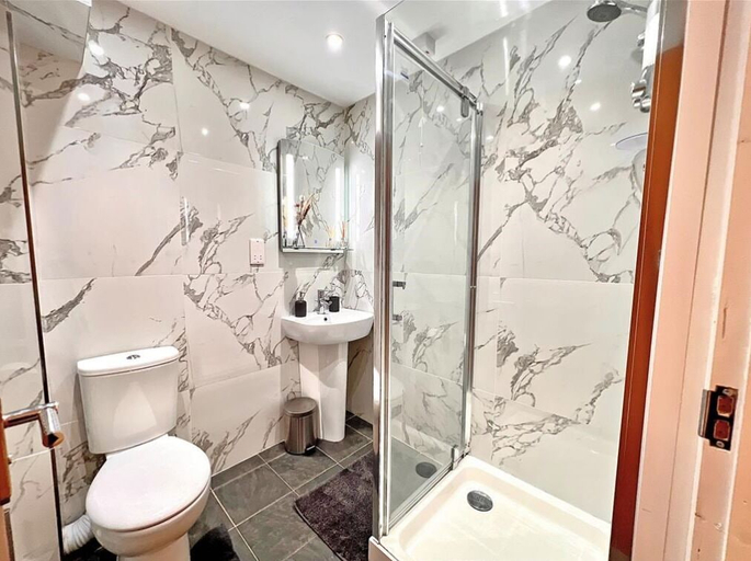 Bathroom 4, Canal Walk Studios, Southampton