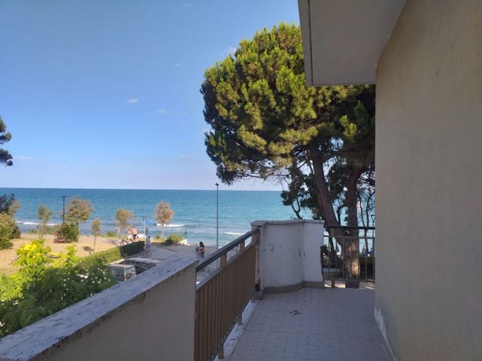Others 5, Spacious double room beside the sea, Teramo
