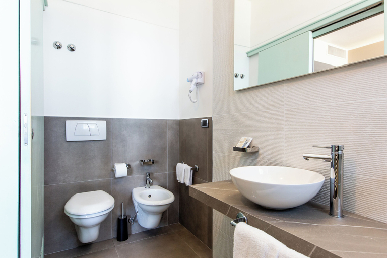 Bathroom 4, Hotel Baltic, Rimini