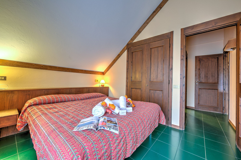 Room 2, Grange Hike Ski - 33C Sestriere, Torino