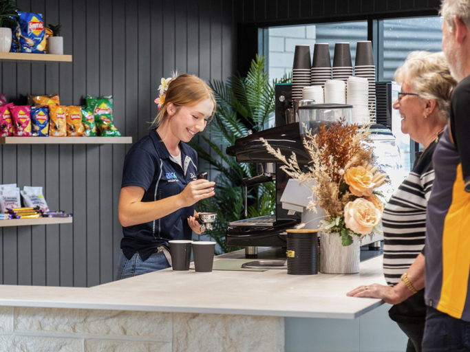 Food & Drinks 5, Blue Lake Holiday Park, Mount Gambier